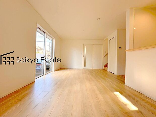 【リビング】開放感と採光にこだわった17.5帖の広々としたLDKです。陽光いっぱいの空間で家族団らんの時間も増えそうですね！