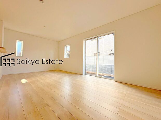 【リビング】窓が多く、採光を取り込める面積が大きい事で明るく気持ちの良い空間となっております♪家族みんなが集まる場所がいつでも明るいのは嬉しいですね！