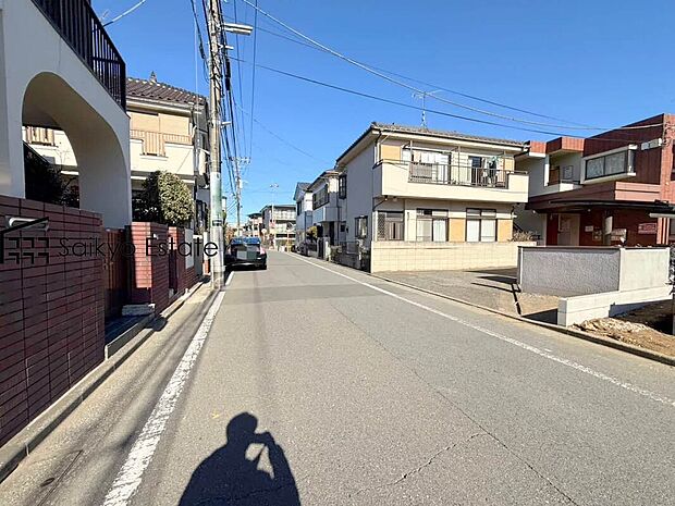 【前面道路を含む現地写真】小学校まで徒歩約11分、中学校まで徒歩約6分でお子様が無理なく通える距離です。スーパーやコンビニ、ドラッグストアが近くにあり生活環境良好な立地です！
