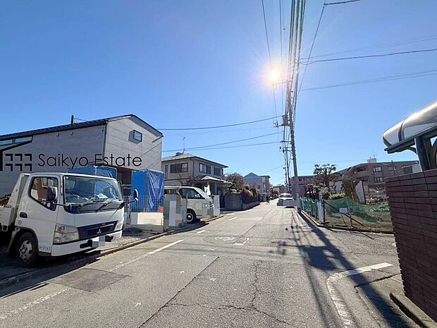 【前面道路を含む現地写真】交通量の少ない前面道路ですので、小さなお子様がおられるご家庭でも安心してお住まいいただけます。