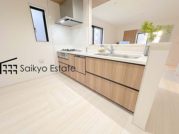 【キッチン（施工例）】リビングにいる家族とコミュニケーションをとりながら作業が出来る人気のカウンターキッチン。お子様がリビングにいても目が届くので安心です。
