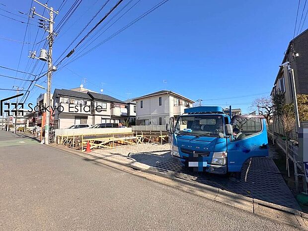 【前面道路】交通量の少ない前面道路ですので、小さなお子様がおられるご家庭でも安心してお住まいいただけます。