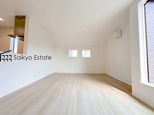 【リビング】南向きの大きな窓からは圧倒的な光が差し込み、１年を通して明るいリビングを照らしてくれます。家族みんなが集まる空間がいつでも明るいのは嬉しいですね。