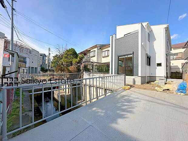 【外観】小学校まで徒歩約4分でお子様が無理なく通える距離です。保育園や幼稚園も近くに多数あり、子育てファミリーには嬉しい環境です！