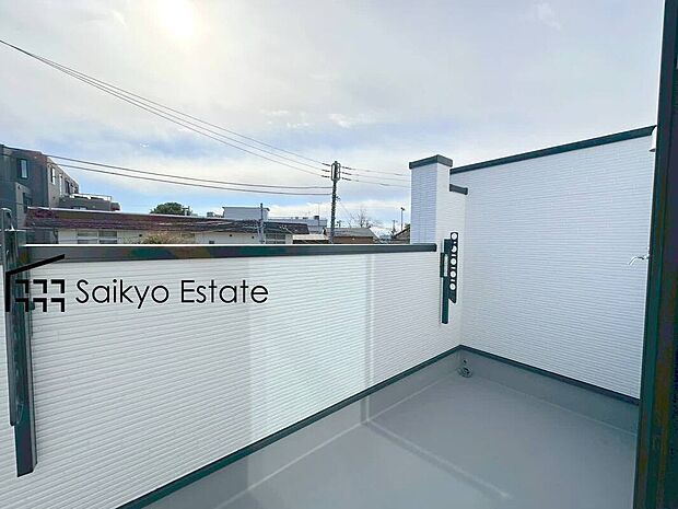 【バルコニー】お洗濯物やお布団を干すのに十分なスペースを確保したバルコニー。南向きで陽当たりも良好です♪