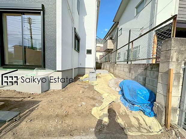 【駐車場】カースペースはコンクリート仕上げの為、雨の日でも足元が気になりません！自転車やバイクを置くスペースもございます！