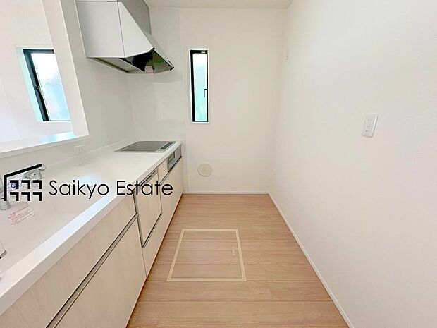 【キッチン】リビングにいる家族とコミュニケーションをとりながら作業が出来る人気のカウンターキッチン。お子様がリビングにいても目が届くので安心です。