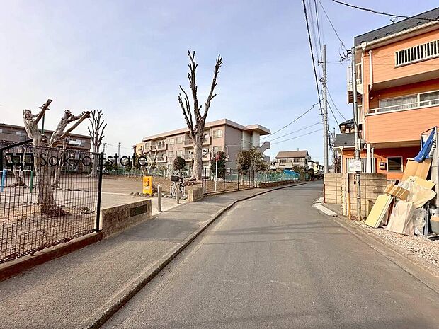 【前面道路】周辺は公園や緑地が点在する緑豊かな住環境です。この機会に是非、周辺環境も併せて現地をご覧ください。