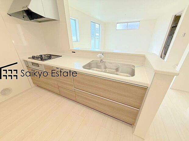 【キッチン（施工例）】リビングにいる家族とコミュニケーションをとりながら作業が出来る人気のカウンターキッチン。お子様がリビングにいても目が届くので安心です。食洗機付きです！
