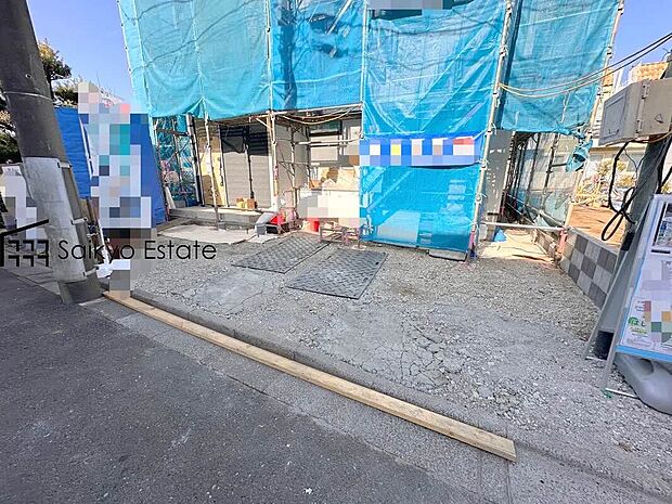 【カースペース】カースペースは2台駐車可能です！来客時などに便利な他、セカンドカーをお持ちの方、購入をご検討の方は必見です！
