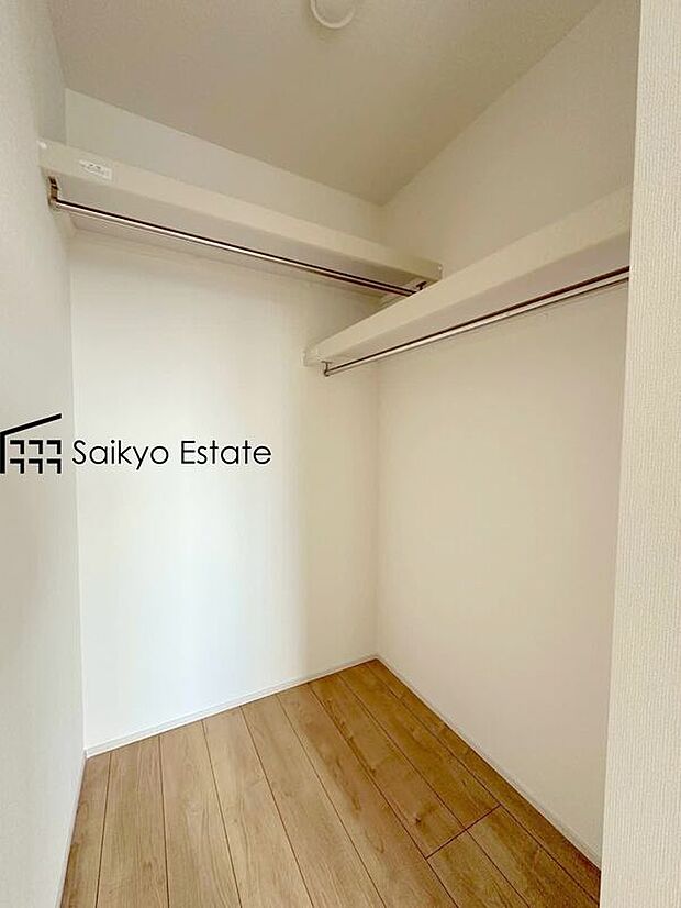 【ウォークインクローゼット】ひと目で収納物を確認できるウォークインクローゼットは、ゆとりの広さを備えた大型収納。衣装ケースなどを置く事で更に収納力をアップできます！