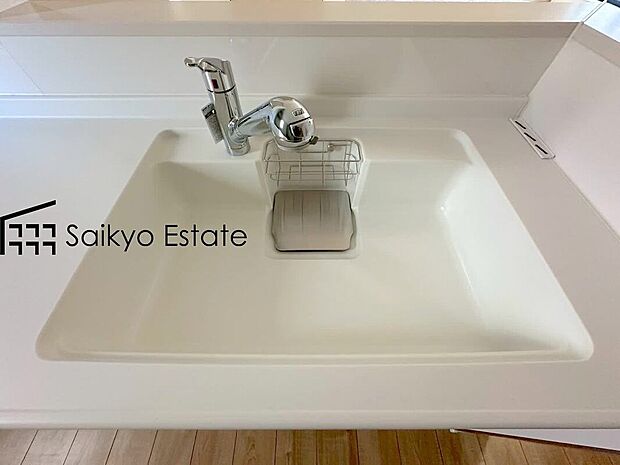 【浄水器】「浄水器」をスリムに内蔵したハンドシャワー式の水栓金具です。シンクもスッキリ！
