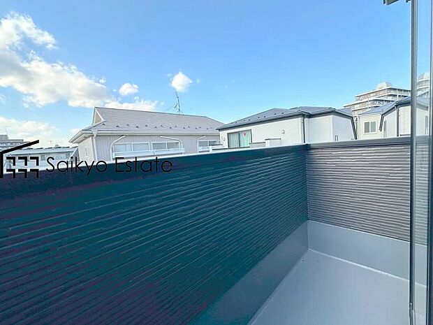 【バルコニー】2箇所にバルコニーがございますので、洗濯物の他、お布団なども沢山同時に干せて便利です！
