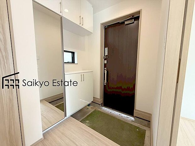 【シューズボックス】玄関には収納力に優れたシューズボックスがございますので、ご家族みんなの靴が十分入ります！