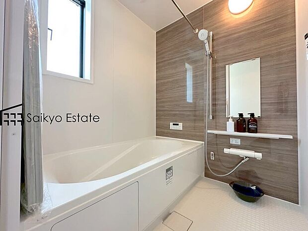 【浴室【施工例】】一日の疲れを癒してくれる一坪タイプの広々バスルーム♪雨の日のお洗濯にも大活躍な浴室暖房乾燥機付きです！
