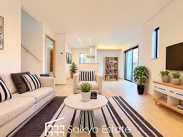 【リビング【施工例】】開口部の大きな窓！陽当り良好なリビングです。うれしい床暖房完備で寒い季節も足元から暖めてくれます！
