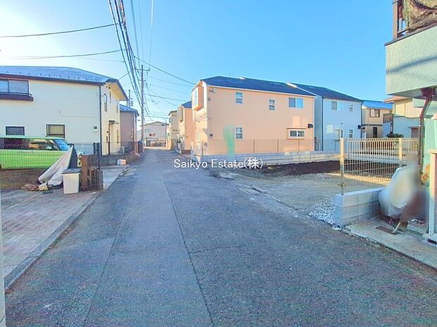 【前面道路】コンビニまで徒歩約4分、スーパーまで徒歩約7分など、周辺は商業施設が充実した暮らし便利な立地です！急なお買い物も安心です♪