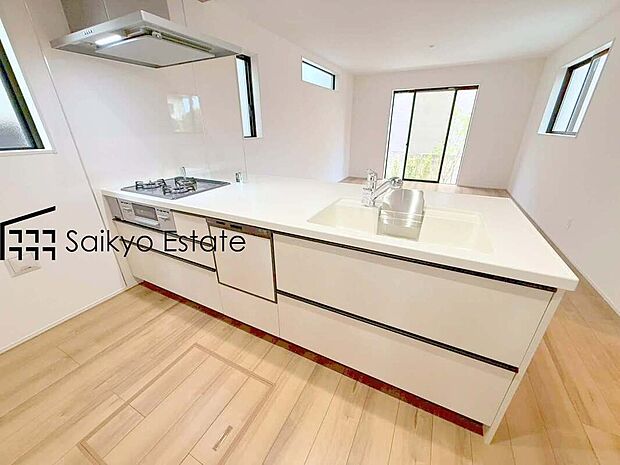 【キッチン【施工例】】リビングにいる家族とコミュニケーションをとりながら作業が出来る人気のカウンターキッチン。お子様がリビングにいても目が届くので安心です。
