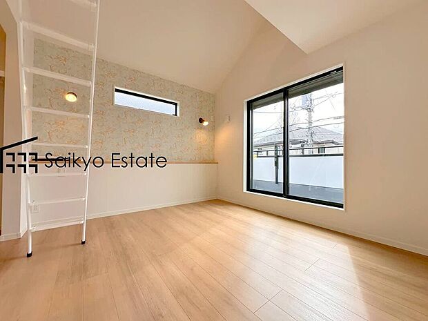 【洋室【施工例】】2面採光で明るく風通しも良好です！天気の良い日は是非窓を開けて空気の入れ替えをしてみるのはいかがでしょうか♪
