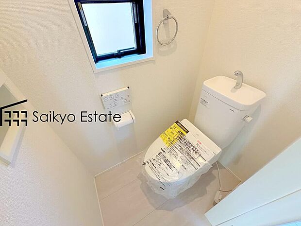 【ウォシュレット付トイレ】「温水清浄便座付きトイレ」は日々の生活を快適にしてくれます。毎日使う場所だからこそ、こだわりたいポイントですね。
