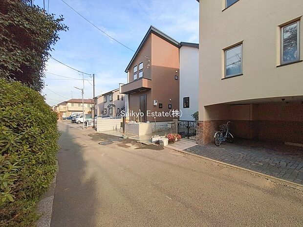 【前面道路】交通量の少ない前面道路ですので、小さなお子様がおられるご家庭でも安心してお住まいいただけます。