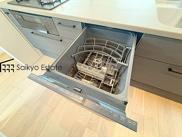 【食洗機】「ビルトイン食洗機」は手洗いよりも経済的で家計に優しく、家事の負担を軽減してくれるママの強い味方ですね。
