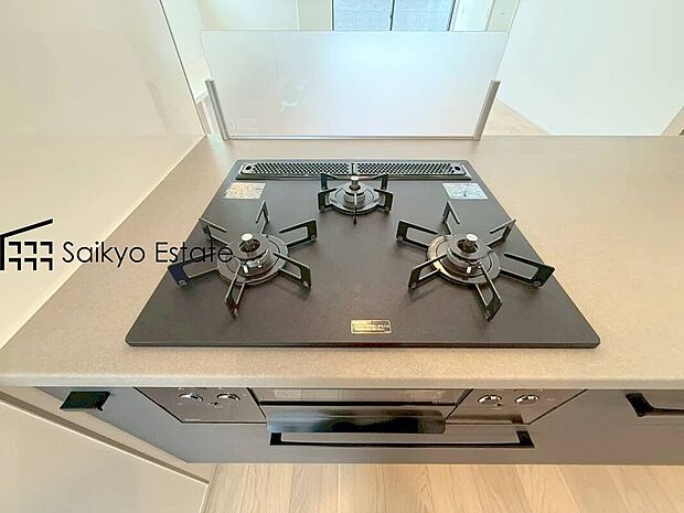 【3口コンロ】「3口ガスコンロシステム」はたくさんの料理が同時に作れて便利な上、凹凸が少ないフラットトップなのでお掃除も楽々です。