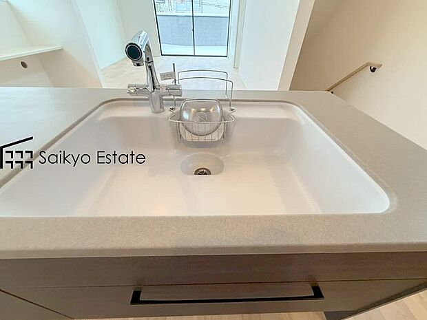 【浄水器】「浄水器」をスリムに内蔵したハンドシャワー式の水栓金具です。シンクもスッキリ！
