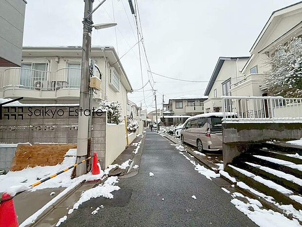 【 前面道路を含む現地写真】現地周辺には、保育園、小学校、中学校など教育施設が徒歩圏内に点在。お子様を目の届く範囲で通学させることができ、家族に安心なロケーションです！この機会に是非現地をご覧ください。