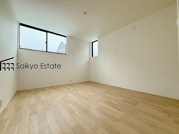 【寝室】クローゼット付きの居室が3部屋ございますので、書斎や子供部屋、収納部屋などライフステージに合わせてご利用いただけます。

