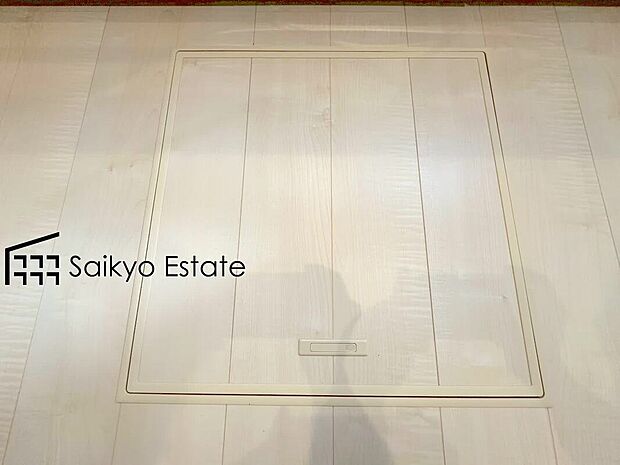 【床下収納】「床下収納」はストックの食材や普段使わない調理器具・食器などを管理しやすく収納できます。
