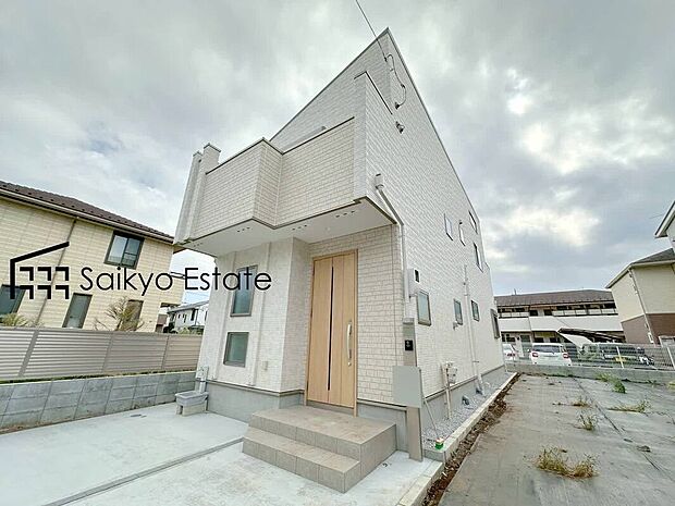 【外観】小学校まで徒歩約9分、中学校まで徒歩約13分でお子様が無理なく通える距離です。保育園や幼稚園も近くに多数あり、子育てファミリーには嬉しい環境です！