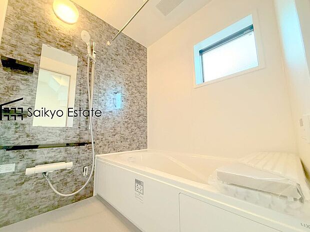 【浴室【施工例】】一日の疲れを癒すバスルーム。カビの発生を抑制し、雨の日の洗濯物の乾燥にも便利な浴室換気暖房乾燥機を標準装備しています。
