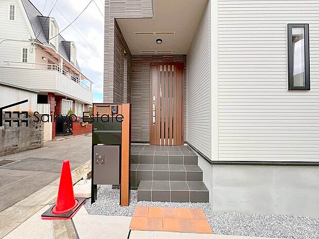 【玄関】家の顔となる玄関は、格調高いデザイン性が求められます。高級感と断熱性、防犯性に優れた玄関ドアを標準装備。