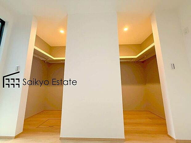 【ウォークインクローゼット】主寝室に最適な8帖の洋室にはWICが2つ完備されております。ご夫婦で分けて使えるのは嬉しいですね♪