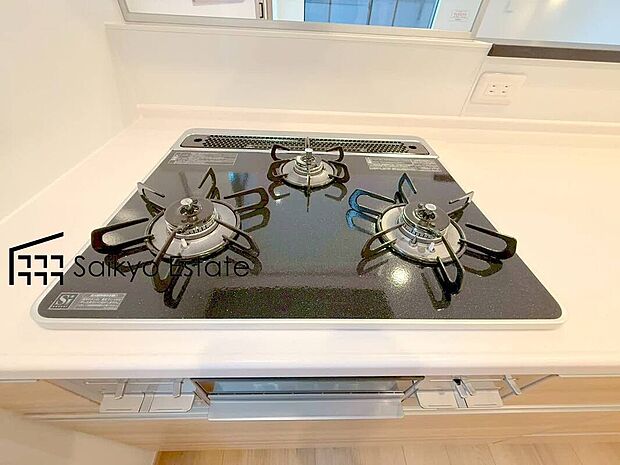 【3口ガスコンロシステム】「3口ガスコンロシステム」はたくさんの料理が同時に作れて便利な上、凹凸が少ないフラットトップなのでお掃除も楽々です。
