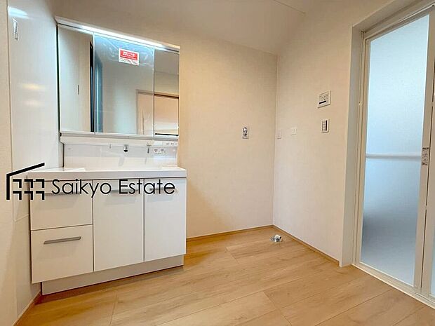 【シャワー付き洗面化粧台】「シャワー付き洗面化粧台」は暮らしを快適にしてくれます。朝の身支度もスムーズに♪