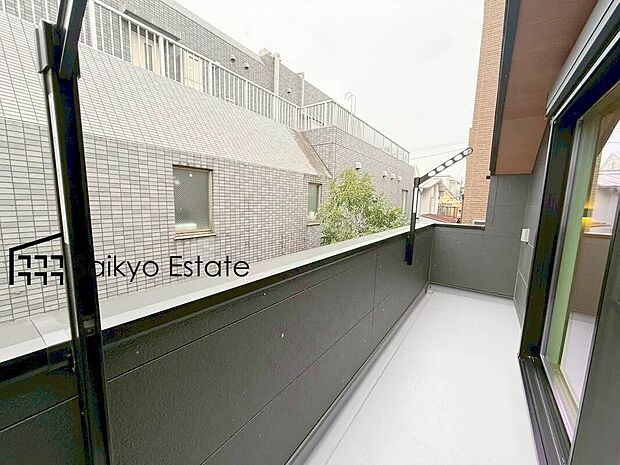 【バルコニー】リビングとバルコニーのある2階に水回りが集約されているため家事動線良好です！南側と北側の2箇所にございます。北側のバルコニーは洗面室からも出入りが出来ますので、用途を分けてお使いいただけます。