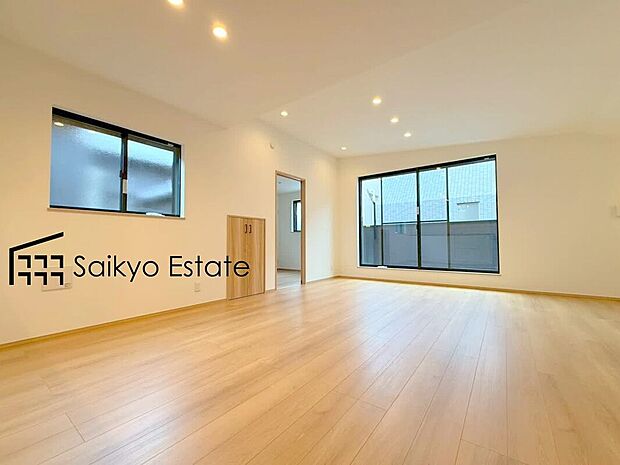 【リビング】開放感と採光にこだわった21帖の広々としたLDKです。陽光いっぱいの空間で家族団らんの時間も増えそうですね！