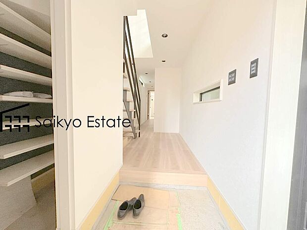 【玄関（施工例）】玄関にはスッキリ、たっぷり収納できるシューズインクローゼットがございます！土間床なのでお掃除もラクラクです♪
