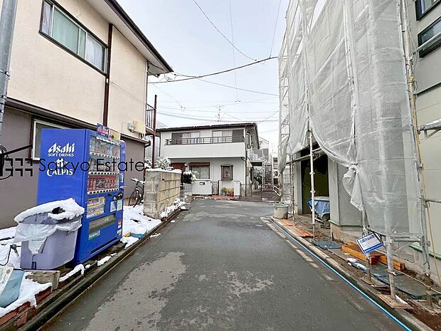 【前面道路】前面道路、幅員がございますので、駐車もスムーズに行えます！駐車が少し苦手なママさんでも安心ですね♪
