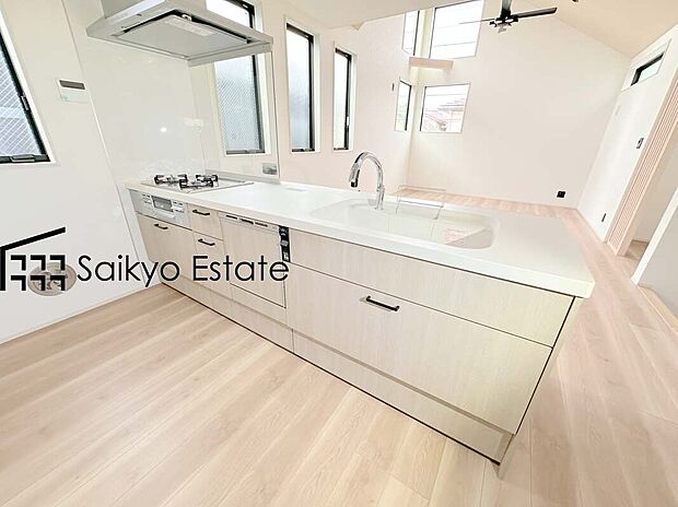 【キッチン（施工例）】リビングにいる家族とコミュニケーションがとりやすい、人気のカウンターキッチンを採用。小さなお子さんがリビングにいても目が届くので安心。来客時には会話を楽しみながらお料理もできます。食洗機付です。
