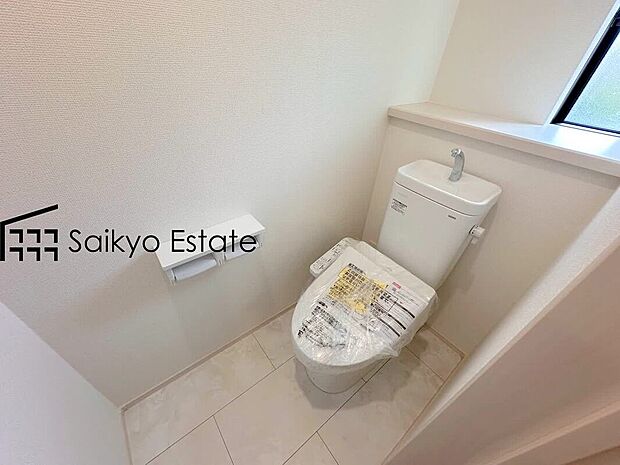 【ウォシュレット付トイレ】「温水清浄便座付きトイレ」は日々の生活を快適にしてくれます。毎日使う場所だからこそ、こだわりたいポイントですね。
