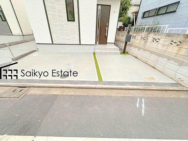 【カースペース】駐車スペースはコンクリート仕上げの為、雨の日でも足元が気になりません！自転車やバイクを置くスペースもございます！
