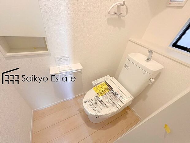 【ウォシュレット付トイレ】「温水清浄便座付きトイレ」は日々の生活を快適にしてくれます。毎日使う場所だからこそ、こだわりたいポイントですね。
