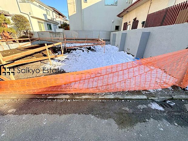 【現地写真】小学校まで徒歩約1分!中学校まで徒歩約5分!お子様が無理なく通える距離です。保育園や幼稚園も近くに多数点在!スーパーやコンビニ、ドラッグストアが徒歩10分圏内に揃い生活環境良好です!
