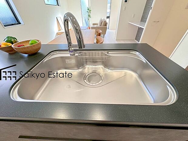 【浄水器】「浄水器」をスリムに内蔵したハンドシャワー式の水栓金具です。シンクもスッキリ！
