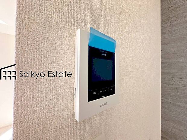 【TVモニター付きインターホン】「TVモニター付きインターホン」は、玄関に行かなくても誰が来たのか確認でき、お子様のお留守番も安心です。
