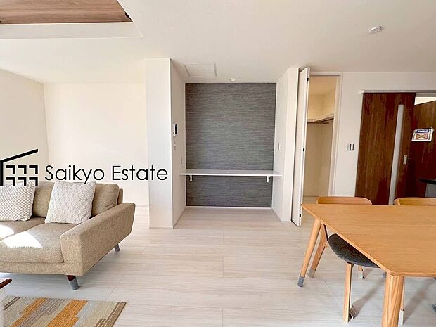 【リビング】リビング内にカウンターがございますので、ちょっとした家事やお子様の学習スペースとして重宝いたします♪