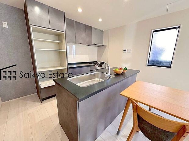 【キッチン】リビングにいる家族とコミュニケーションをとりながら作業が出来る人気のカウンターキッチン。お子様がリビングにいても目が届くので安心です。